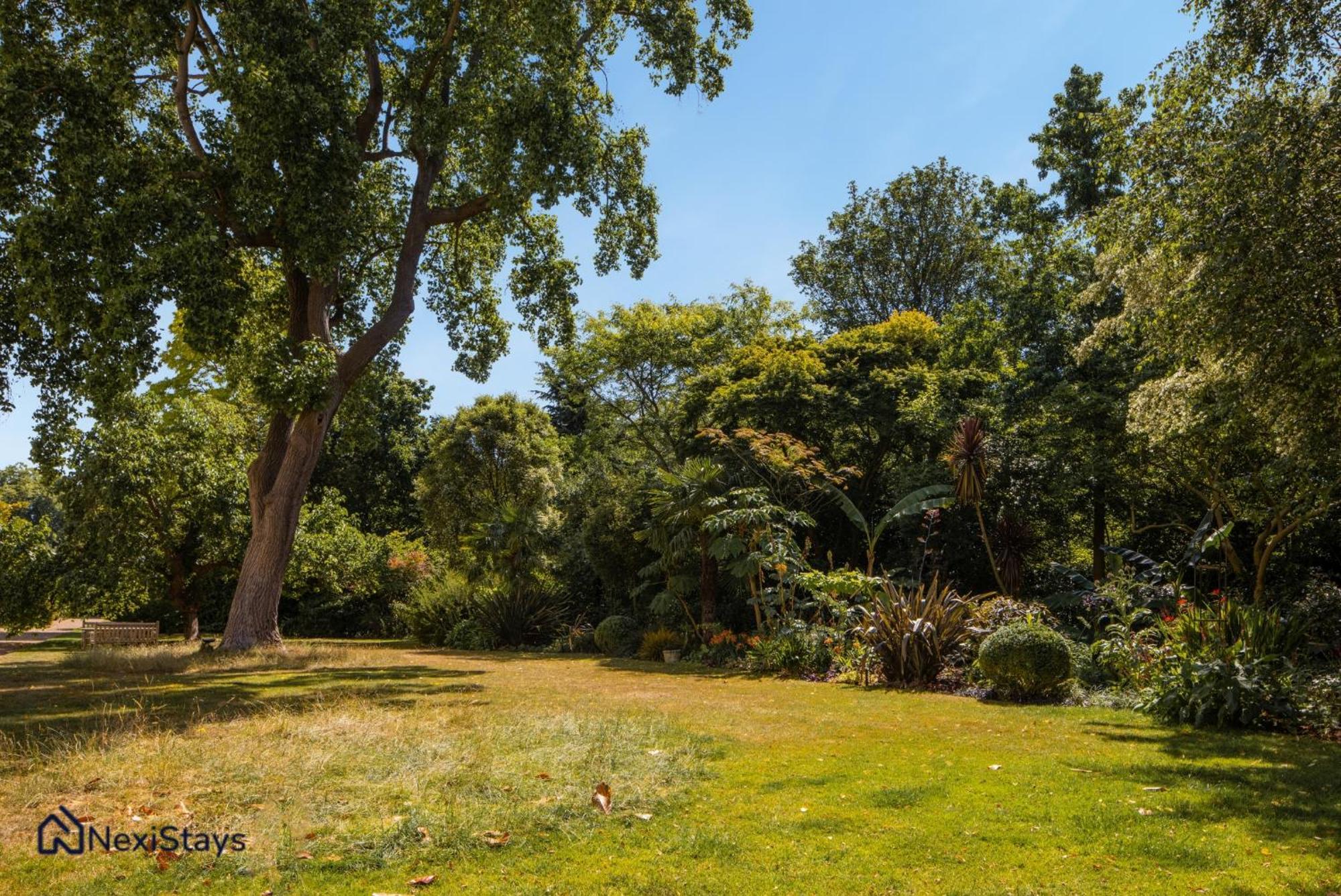 15 Mins Walk To Selfridges, Hyde Park Penthouse Apartment